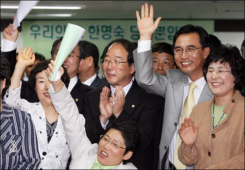 18일 한명숙 전 총리의 대선출마 기자회견에 참석한 유승희 유시민 이광철 장향숙 의원이 손을 흔들어 지지를 표시하고 있다. 